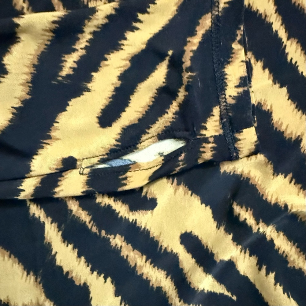 Levi's Tiger-Print Mock Neck Mammoth Second Skin Tee - Picture 6 of 7